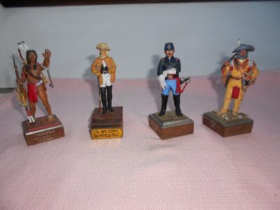 AM218 - 4 figurines en plomb