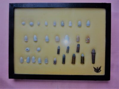 AM383 - Vitrine de cartouches